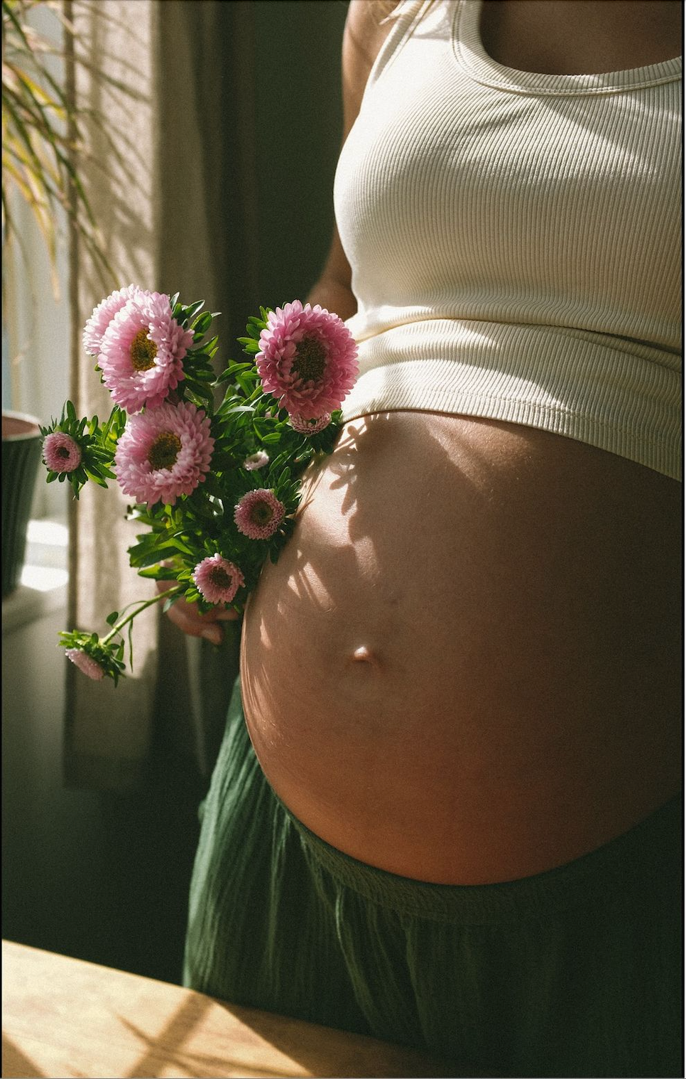 Femme enceinte 3ème trimestre main sur le ventre