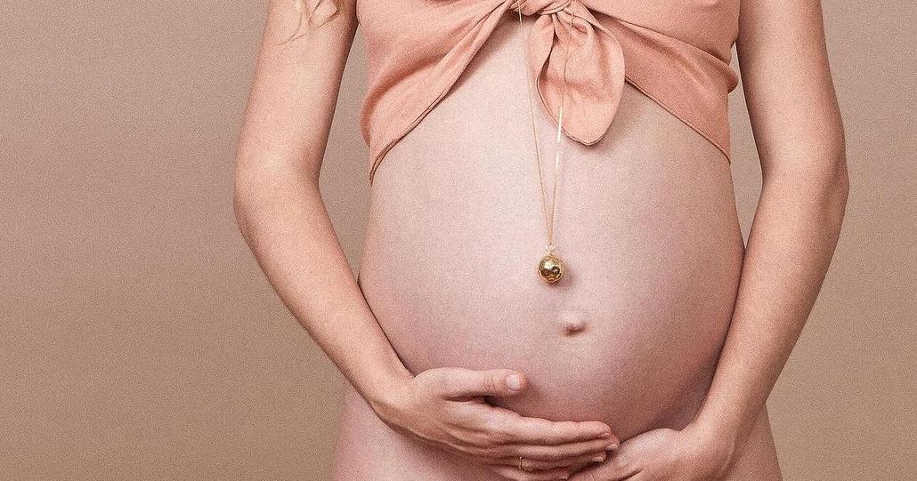 Bola de grossesse : les bienfaits avant et après l'accouchement - Daylily Paris