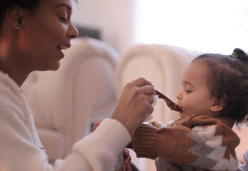 Comment commencer la diversification alimentaire de bébé ? - Daylily Paris