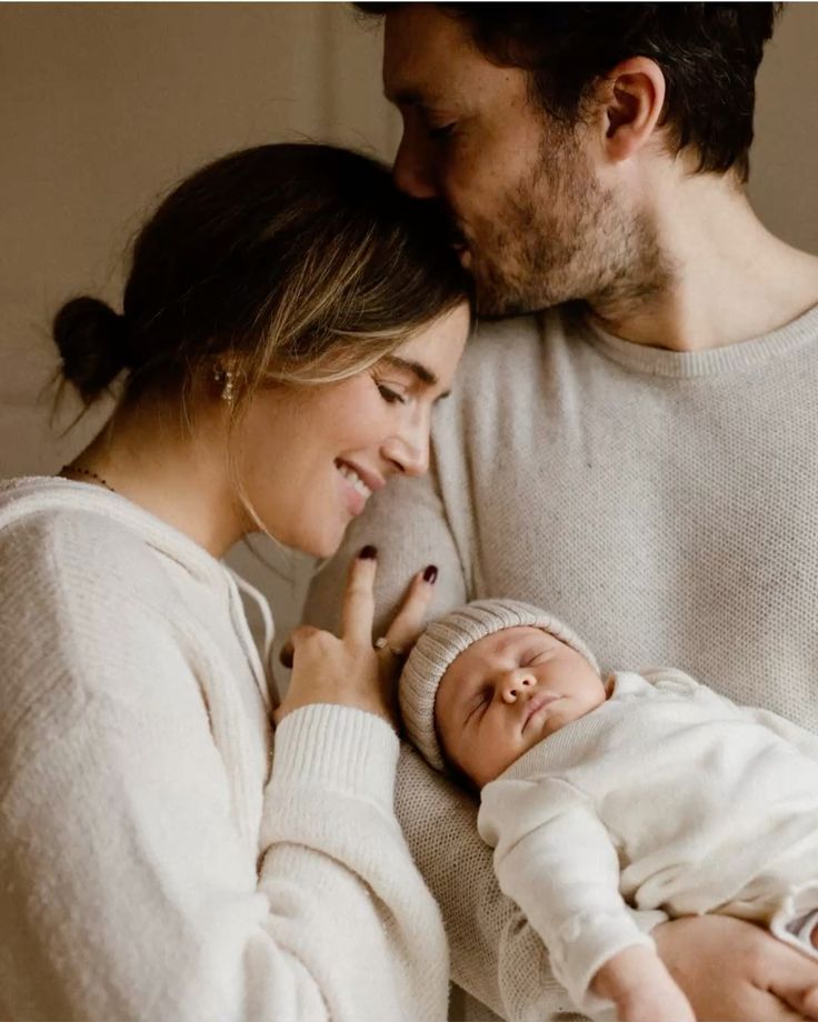 Jeune maman avec son bébé en peau à peau