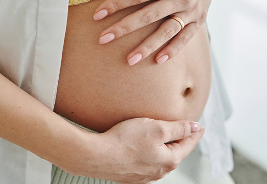Grossesse : les douleurs au bas ventre sont-elles normales ? - Daylily Paris