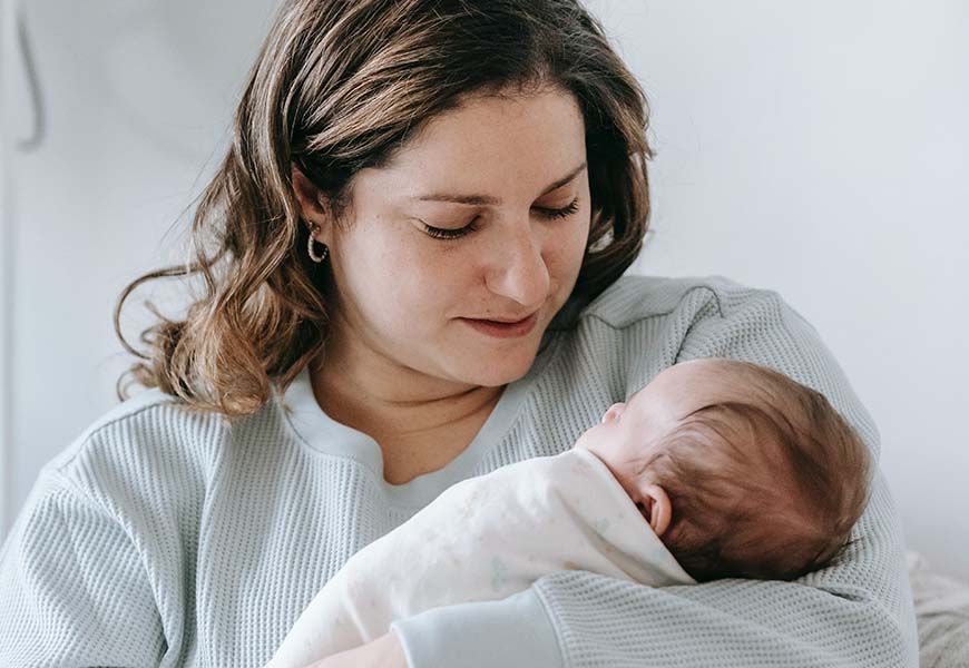 Jeune maman : baby-blues, chute d'hormones et guide pratique - Daylily Paris