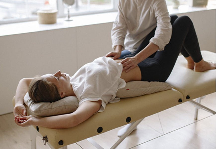 Le massage post-natal, un soin féminin revitalisant - Daylily Paris
