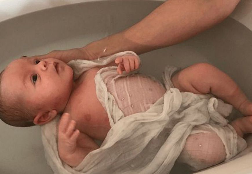 Comment donner le premier bain de bébé ?
