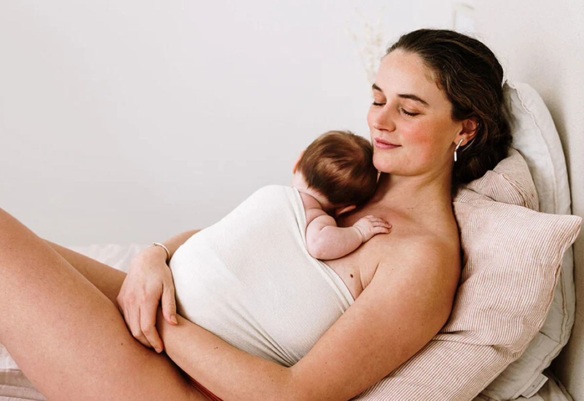 Maman apaisant son nouveau-né en peau à peau